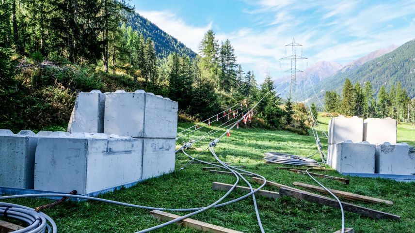 Sicht von der Baustelle des Masts Nr. 68 in Zernez Selva in Richtung Oberengadin. Die Leiterseile der Höchstspannungsleitung sind ausgezogen und mit schweren Gewichten am Boden befestigt. Fotos: Jon Duschletta