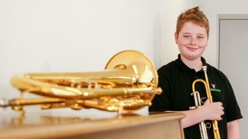 Simon Gabriel vor seiner nächsten Lektion an der Musikschule Oberengadin. Foto: Jon Duschletta