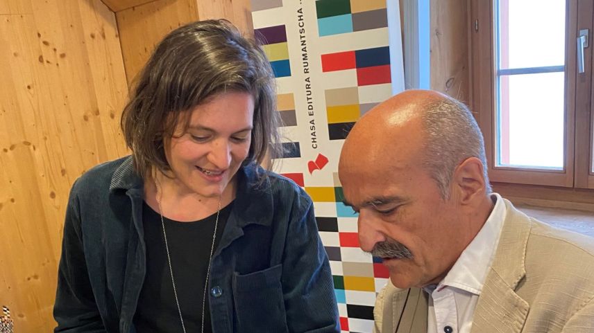 Pella publicaziun da Dumenic Andry ha l’illustratura Pia Valär disegnà ün inter catalog dad ogets divers (fotografia: Chasa Editura Rumantscha). 