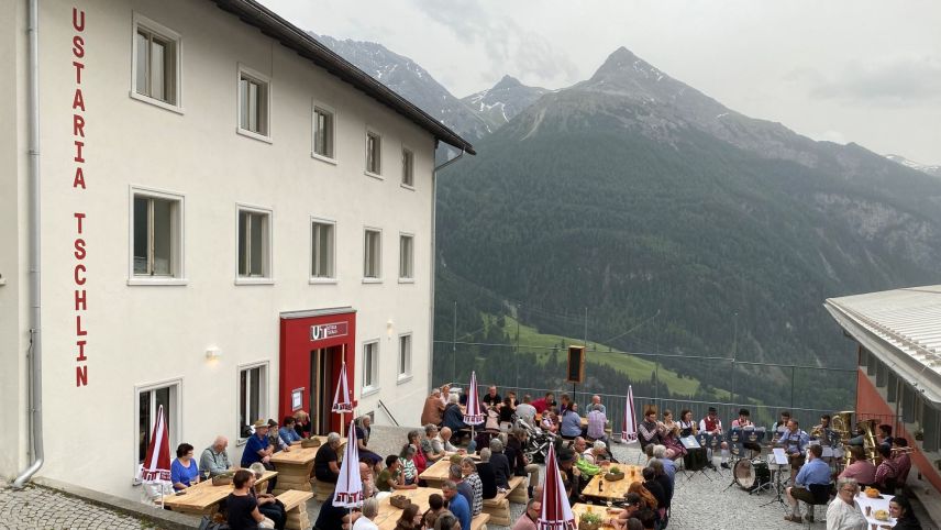 La nouv’ustaria da Tschlin in l’anteriura chasa da scoula es gnüda ­festagiada cun musica ed ün bun past (fotografia: Flurin Andry).