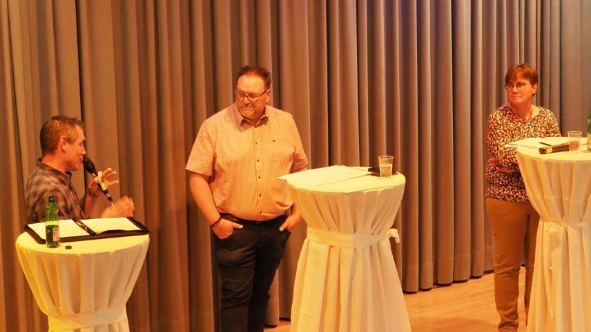 Han fat la «luotta» in venderdi a Vulpera: Reto Rauch (a schnestra) ed Aita Zanetti (a dretta). Immez il moderatur da la discussiun, Nicolo Bass (fotografia: David Truttmann).