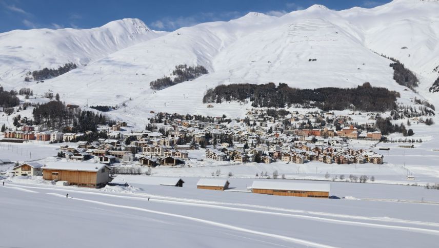La vschinauncha da Zuoz, cun sia situaziun geografica pü particulera cun zonas da prievel da tuot las varts (fotografia: Markus Giger/CC-BY-SA-2.5-CH).
