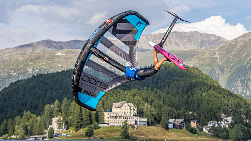 Foil Freestyle ist Balz Müllers Leidenschaft. Mit acht Jahren stand er schon auf dem Surfbrett. Am liebsten performt Balz Müller Saltos und Tricks, Racing langweilt ihn. 				Foto: Engadinwind