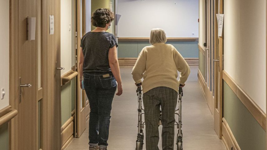 Marion Barandun zeigt einer Bewohnerin den Weg zu ihrem neuen Zimmer.  