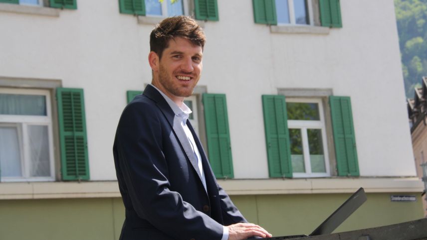 Il politolog Clau Dermont s’occupa i’l Uffizi federal da cultura cun linguas e statistica (fotografia: Andreas Cadonau).