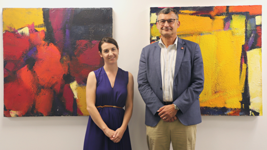 Kulturchefin Aita Pult und Botschafter Markus Börlin im Schweizer Generalkonsulat in New York mit den beiden Bildern Jacques Guidons. Foto: z.Vfg 