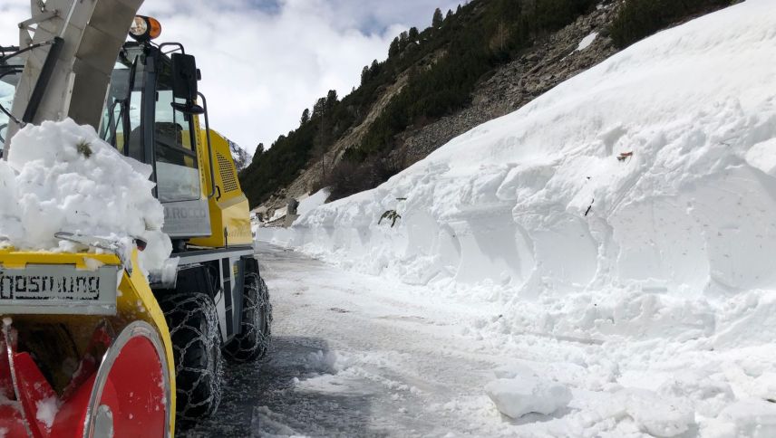 Die Räumungsarbeiten auf dem Flüelapass sind abgeschlossen, die Strasse ist wieder offen. Foto: Pro Flüela
