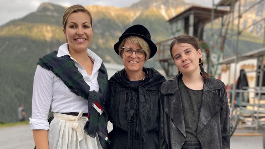 Andrina Thom, Sabina Stricker e Noemi Müller s'allegran sülla premiera. fotografia: Fadrina Hofmann