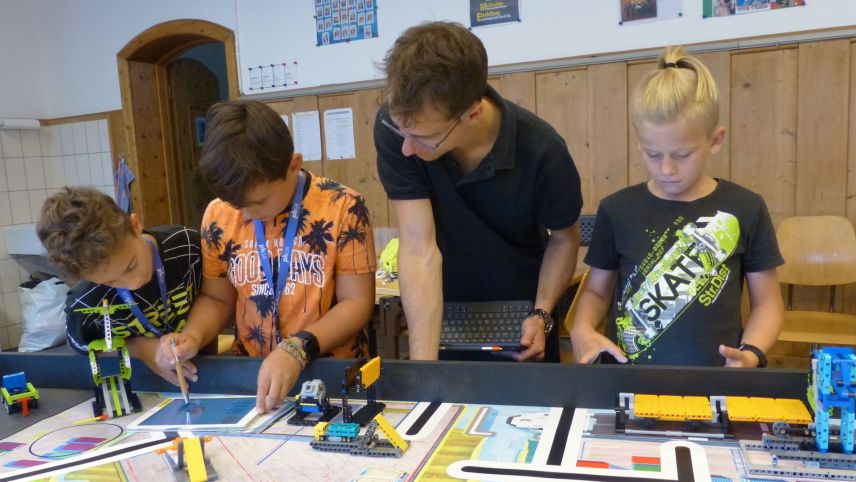 Geremia, Livio, il magister Corsin Marugg e Shane in acziun (fotografia: Flurin Andry).