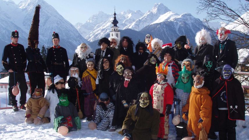 L’intera brajada da Ftan – cun a schnestra ils trais ils plü vegls in unifuorma e la «bola-vitra», il chapeun agüz. Üna fotografia da l’on 2005 (fotografia: Scoula Ftan).