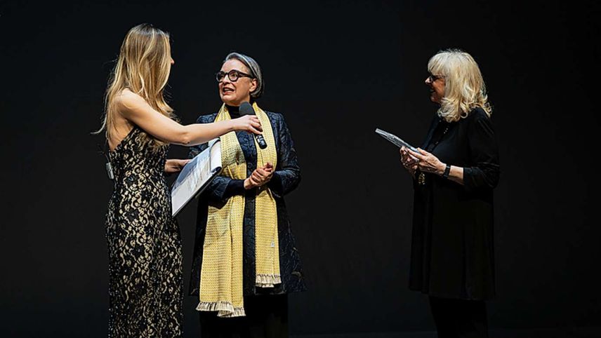 Maya Repele (Mitte), die Geschäftsleiterin der Tessanda, bei der Preisübergabe in Bozen. Foto: z.Vfg.