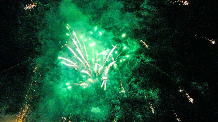 Fös artificials cun canera, spüzza, prievel d’incendi e rument svanischan vi e plü. Zuoz invezza spordscha ün spectacul da glüm. fotografia: Jon Duschletta