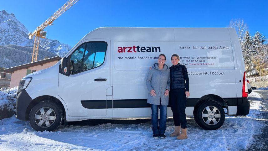 Annatina Taisch cun sia collavuratura Manuela Strimer davant il busin dad «arztteam engiadina» (fotografia: Martin Camichel).