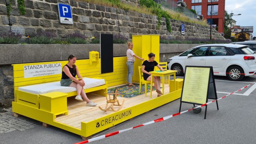 Las commembras da la suprastanza da la società Creacüm han drizzà aint la «stanza publica» sül Stradun a Scuol. Da schnestra: Evi Kusstatscher, Adriana Stuppan e Sonja Waltert (fotografia: mad)