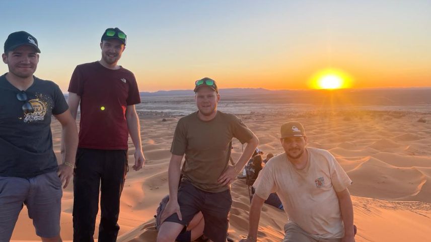 Ils quatter engiadinais Orlando Bass (da schnestra), Steivan Spiller (cul töf), Lino Stecher e Peder Andri Janett  han giodü il lung viadi tras Marokko (fotografia: mad).