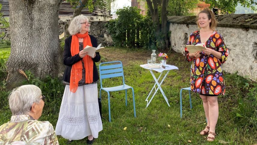 La scriptura Flurina Badel (a dretta) e l’editura Denise Mützenberger han prelet our dal cudesch «üert fomantà» (fotografia: Andri Netzer).