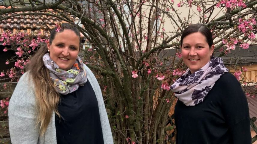 Silvana Toutsch (a schnestra) e Seraina Bezzola vulessan realisar üna canorta a Zernez (fotografia: mad).