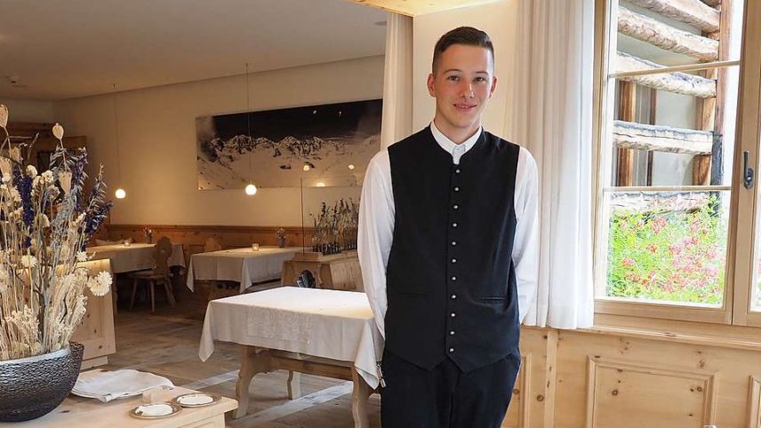 Riet Scandella da Müstair lavura sco specialist d’hotellaria i’l In Lain Hotel Cadonau a Brail. El as partecipescha prosma fin d’eivna al champiunadi dals SwissSkills a Berna. 		fotografia: David Truttmann