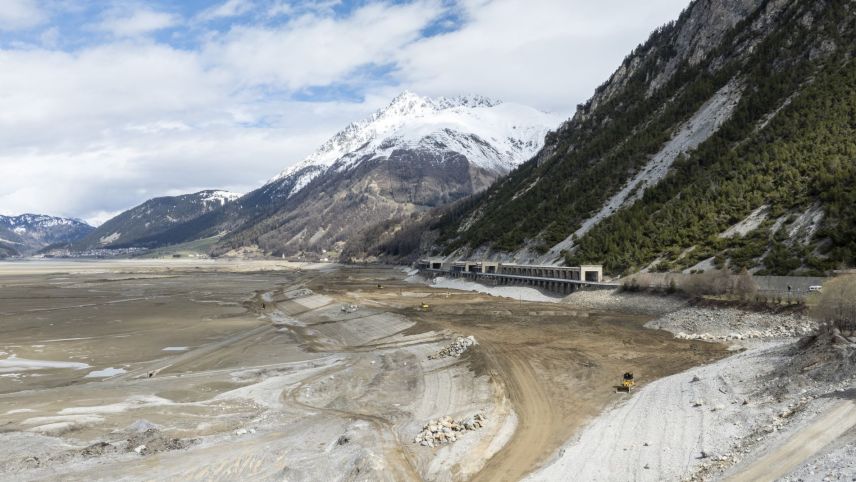 Die Strasse wird um 50 Meter in den See verlegt.  Foto: Mayk Wendt