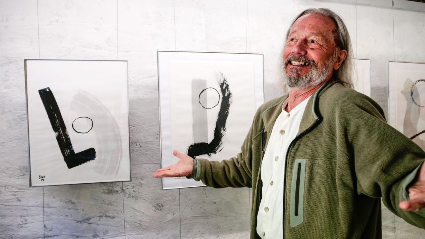 Herbert SAX Baerlocher mit den Japantuschen «Contrastante» 2014 und «Partage» 2015.	Foto: Jon Duschletta