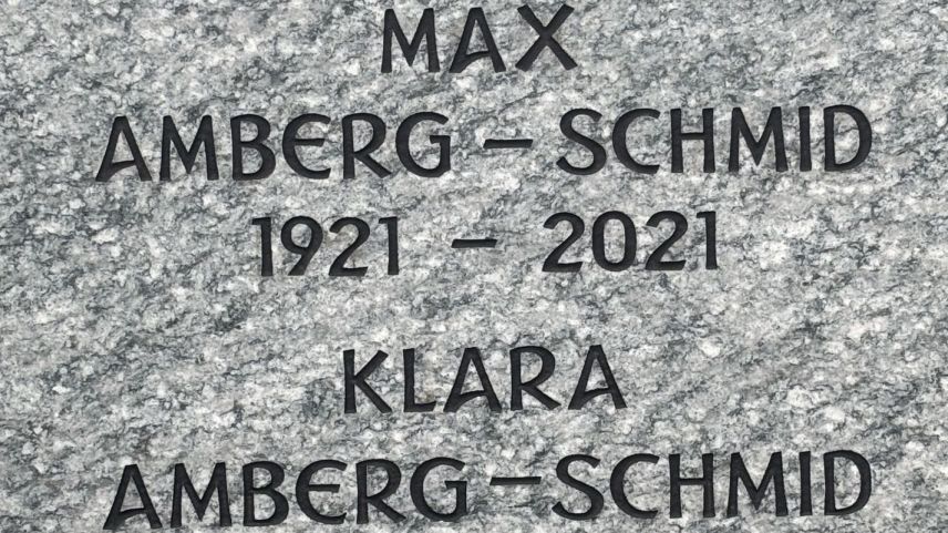 Max Amberg-Schmid e sia duonna Klara Amberg-Schmid sun sepulieus a Zuoz sül sunteri (fotografia: Martin Camichel).