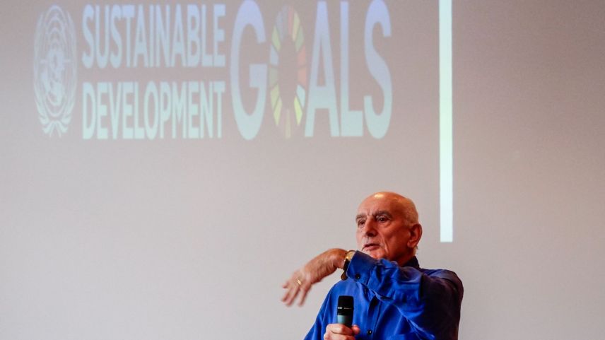 Andri Bisaz dürant seis referat illa sala polivalenta a Lavin i'l rom dal program da la Chasa Fliana. fotografias: Jon Duschletta