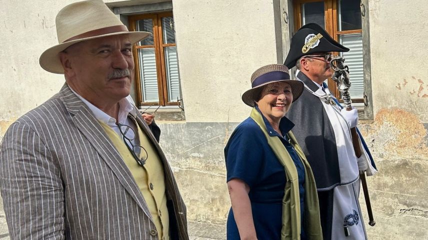 Beim Umzug strahlt Silvia Hofmann. Foto: Claudia Cadruvi