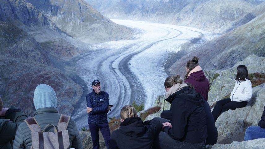 Die Studierenden während des Intensivseminars im Austausch mit Christian Eyholzer von der Aletsch 
Arena. Foto: HF Tourismus & Management