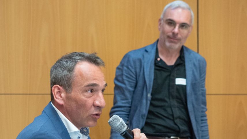 Regierungsratspräsident Martin Bühler (vorne) und Simon Röthlisberger, Geschäftsführer Stiftung Zukunft für Schweizer Fahrende. Foto: Jon Duschletta