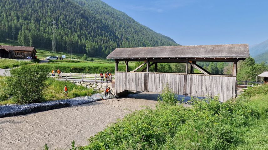 Der Spölbach bei Zernez während des künstlich erzeugten Hochwassers. Durch die wissenschaftliche Begleitung konnten wichtige Erkenntnisse betreffend Verhalten und Ökologie des Bergbaches gewonnen werden. Foto: z. Vfg