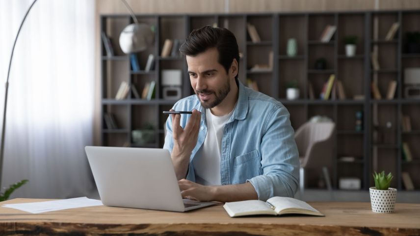 Programs da tradüer in lingua rumantscha chi funcziunan cun intelligenza artificiala dvaintan meglders e meglders. Da rimplazzar l’uman nu suna però (per intant amo) capabels (fotografia: Shutterstock.com/fizkes).