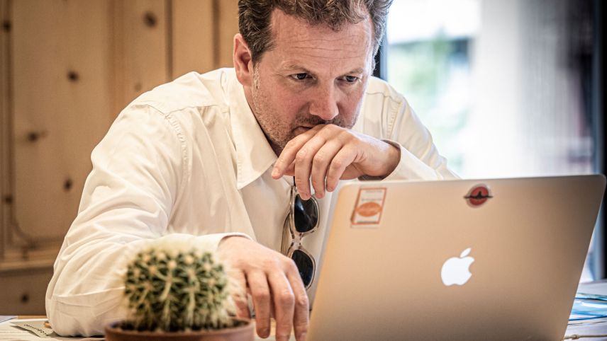 Gemeindepräsident Christian Jott Jenny hat sich zum Ziel gesetzt, die Hauer-Silverberg Stipendien Stiftung bekannter zu machen.  Foto Daniel Zaugg