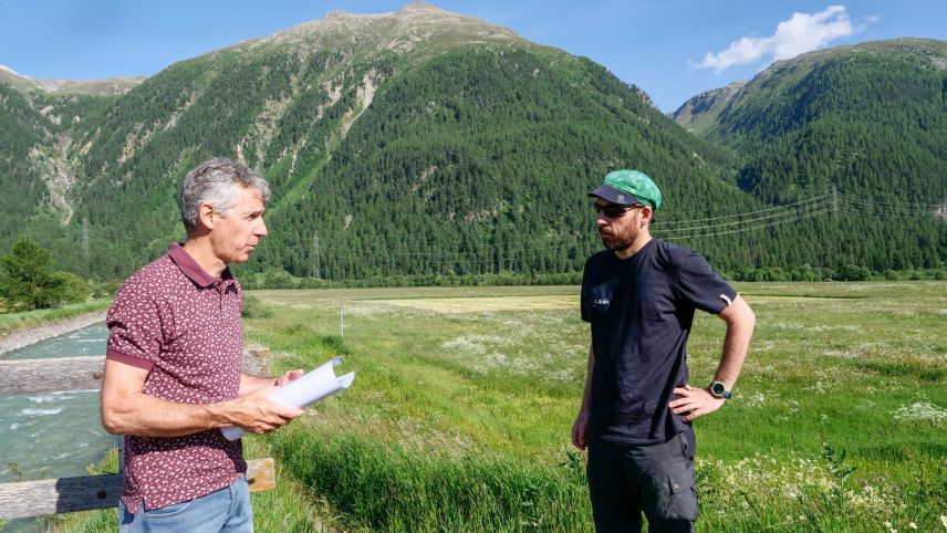 Fadri Guidon und Christian Vögeli während den Ausführungen zur geplanten Revitalisierung des Unterlaufs des Beverin.
