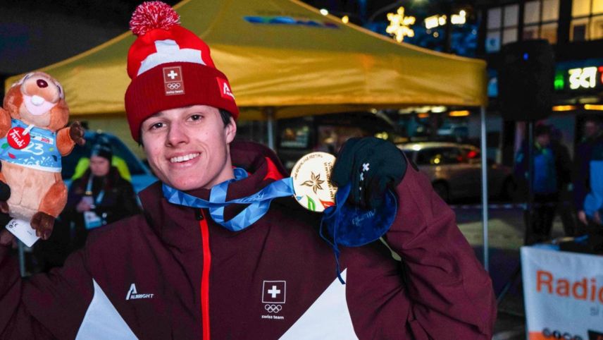 Fadri Rhyner mit seiner Goldmedaille.   Foto: Swiss Ski