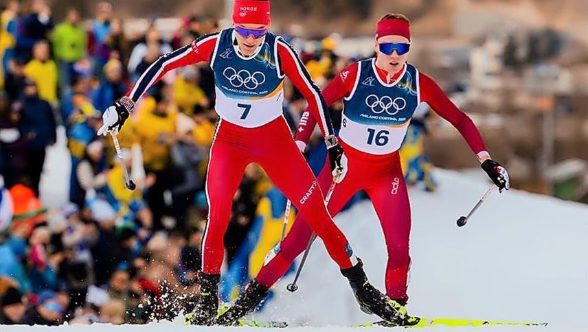 Nadja Kälin mit der Nummer 16 läuft im Skiathlon hinter der Norwegerin Heidi Weng. Am Schluss wurde die St. Moritzerin sehr starke Vierte. 
Foto: Keystone_APFoto_Evgeniy Maloletka