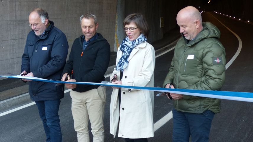 Pronts per tagliar il bindel ed inaugurar il tunnel Val Alpetta, Reto Knuchel (da schnestra), Fadri Riatsch, Carmelia  Maissen e Daniel Högger (fotografia: Flurin Andry).