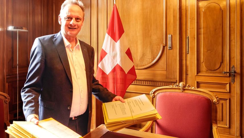 Stefan Engler mit den vorbereiteten Dossiers für die gleich beginnende Debatte in der kleinen Kammer. Foto: Jon Duschletta