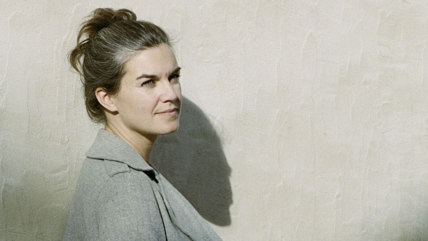 Pauline Martinet es gnida a ster in Engiadina per realiser ün nouv cudesch davart sgrafits (fotografia: Juliette Chrétien).