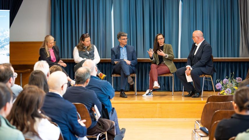 Podiumsrunde mit Bettina Bülte, Marijana Jakic, Marcus Caduff, Nora Saratz Cazin und Reto 
Wilhelm (von links). Foto: Engadin Tourismus AG