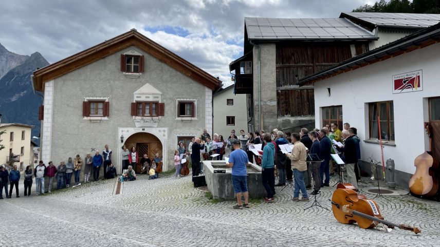 La musica fa part da la cultura da Tschlin e dess gnir rinforzada cul proget "musica in cumün". Foto: Fadrina Hofmann