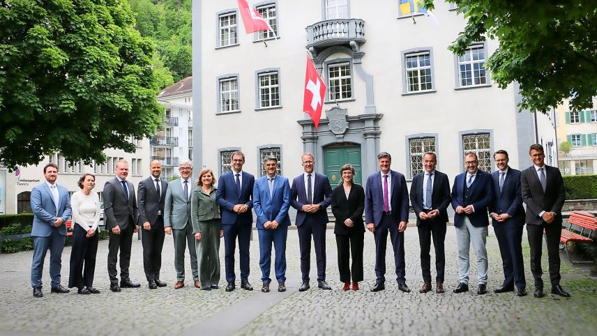 Die Bündner und die Vorarlberger Delegation mit Landeshauptmann Markus Wallner und Regierungspräsident Marcus Caduff (7. und 8. v. l.). Foto: z. Vfg