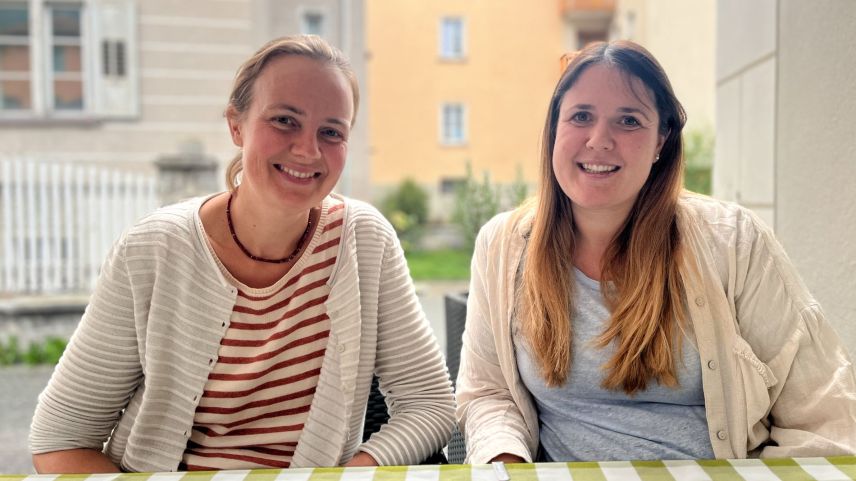 Sabrina Gunsch, operative Leiterin (rechts), und Regionalentwicklerin Martina Schlapbach, strategische Leiterin des Projekts «Kinder- und jugendpolitisches Konzept» der Region Engiadina Bassa/Val Müstair. Foto: Jon Duschletta