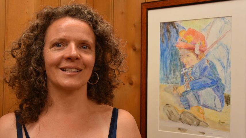 Jolanda Zürcher expuona actualmaing sias ouvras illa Tuor ad Ardez (fotografia: Nicolo Bass).