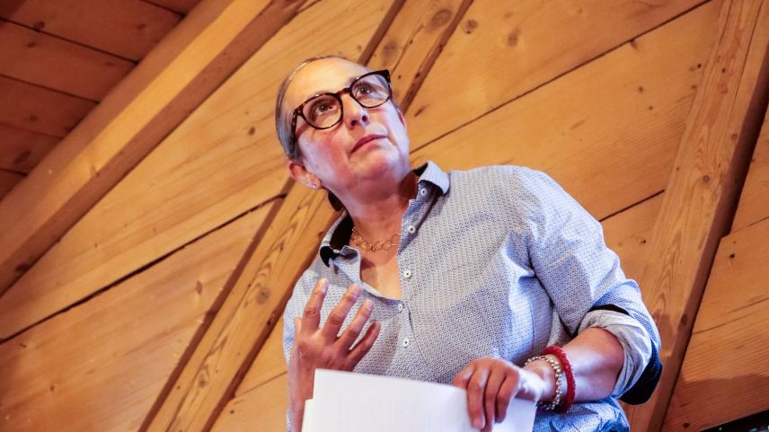 
Patrizia Guggenheim, die Präsidentin des Heimatschutzes Südbünden, sprach unter anderem über geeignete und ungeeignete Standorte von Photovoltaikanlagen. Foto: Jon Duschletta