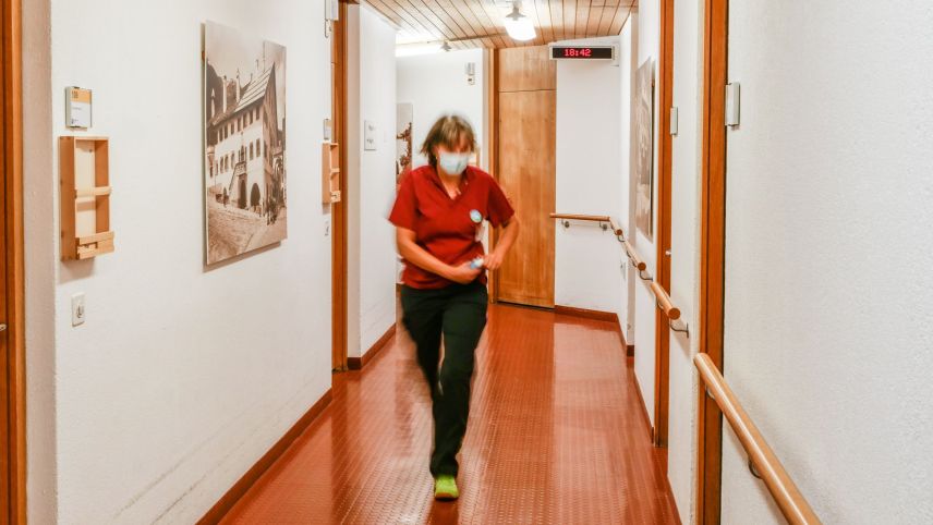 Pflegefachfrau Monika Wartenweiler während der Spätschicht im Altersheim Promulins in Samedan. Foto: Jon Duschletta