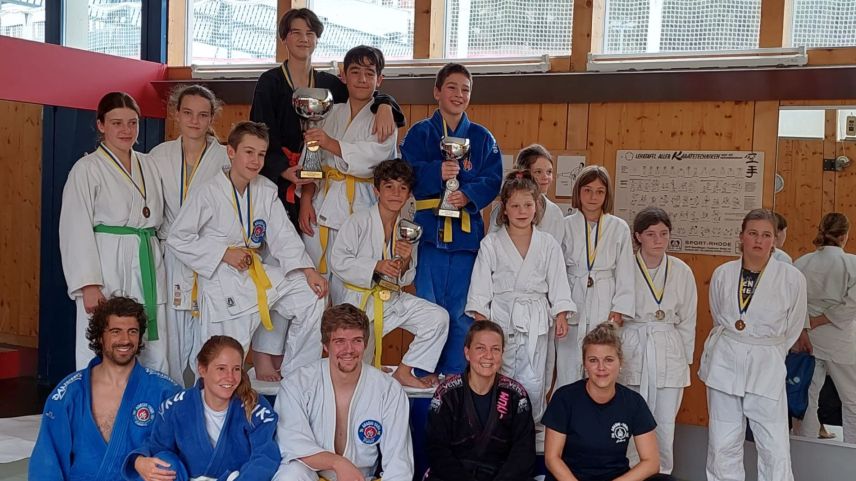 Die Siegerinnen und Sieger der Clubmeisterschaft für Kinder strahlen um die Wette. Foto: Z. Vfg. 