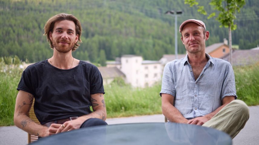 Jason Studerus e Tobias Schwarz (da schnestra) organiseschan cun lur co-iniziants üna sairada da dialog a Lavin (fotografia: Michael Steiner).