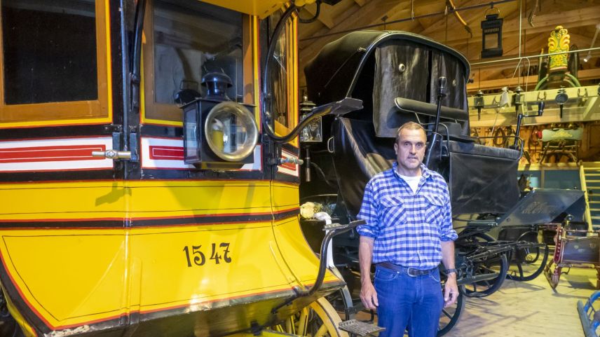 Danco Motti inmitten seiner Kutschensammlung.