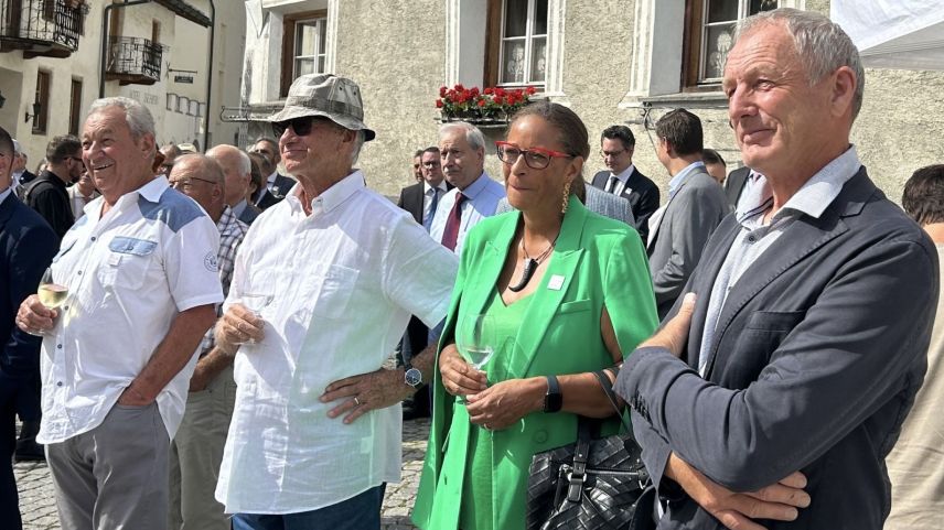 Auch Gemeindepräsidentin Gabriella Binkert Becchetti ist vor Ort. Foto: Claudia Cadruvi