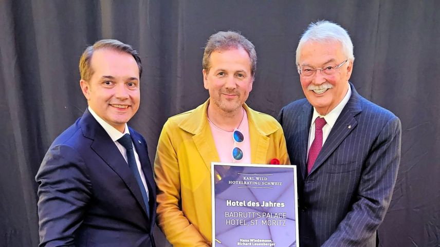 Freude über die Ehrung für das Badrutt’s Palace (von links): Richard Leuenberger Christian J. Jenny und Hans Wiedemann. Foto: Stephan Kiener
